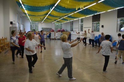 Els participants realitzant la gimnàstica matinal al Centre Cívic Ponent.