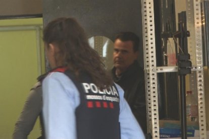 Captura de un frame de vídeo con un plan|plano abierto del acusado, custodiado por los Mossos, a punto de entrar en el vehículo policial, el 16 de marzo del 2016