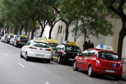 Un cotxe d'autoescola realitzant l'examen pràctic, mentre uns altres esperen el seu torn.