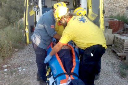 Los bomberos rescataron a la mujer con una camilla.