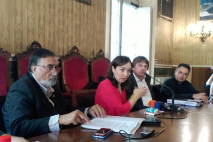 El concejal de Urbanismo, la portavoz del gobierno y el secretario municipal, en rueda de prensa.