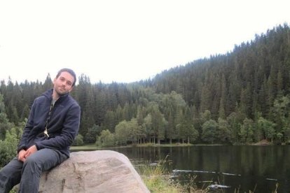 El joven en el bosque de Bymarka, donde los noruegos van a caminar, bañarse en el lago o hacer esquí de fondo.