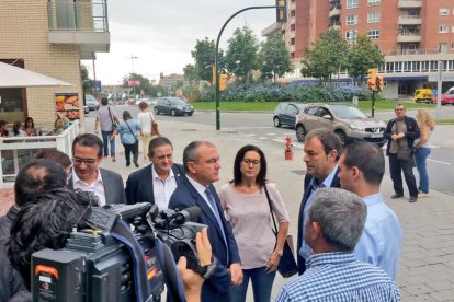 Alguns alcaldes van acompanyar el batlle a la porta com a mostra de suport.