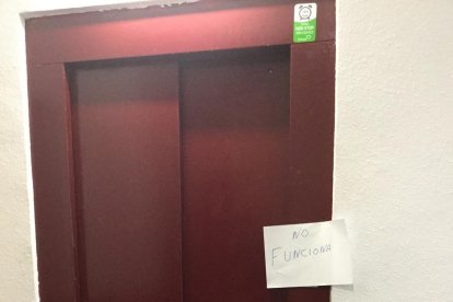 CiU denuncia que el ascensor de la Antigua Facultad de Letras hace más de seis meses que no funciona