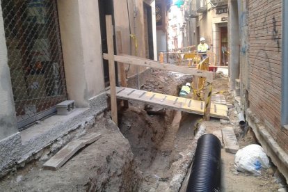 Imagen de las obras que se realizan en la calle Espardenyers.