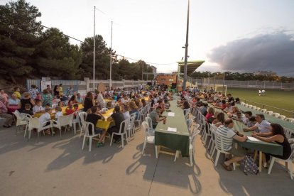 Imatge de les taules disposades a la zona del camp de futbol per a celebrar la festa de l'entitat.