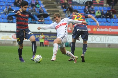 José Carlos, a l'esquerra, durant el Llagostera-Nàstic de la temporada 2015-16