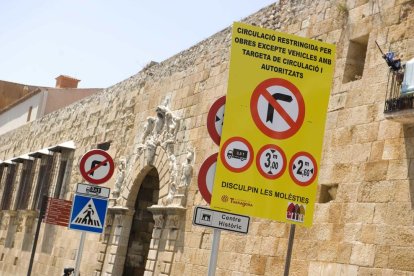 Un panell a l'entrada del Portal de Sant Antoni informa de la circulació restringida.