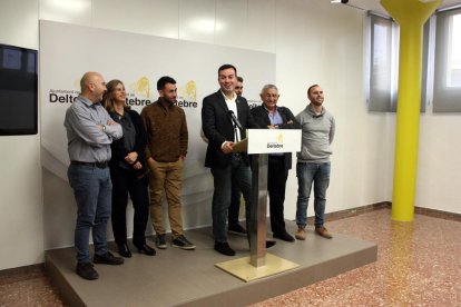 Pla general de l'equip de govern municipal de Deltebre en roda de premsa. Imatge del 4 d'abril de 2016