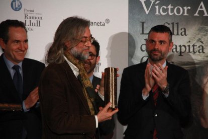 Víctor Amela recull «aclaparat» el Ramon Llull per 'La filla del capità Groc'