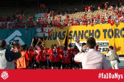 Els jugadors del Nàstic, a Chapín, celebrant un ascens inesperat i més que merescut, tot just ara fa deu anys.