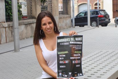 L'edil mostrant el cartell d'enguany del festival de música.