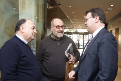 Tres membres de Societat d'Estudis Econòmics durant la presentació.