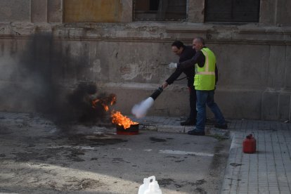 Els voluntaris han fet pràctica d'extinció amb extintors.