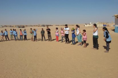 El año pasado, un numeroso grupo de cooperantes de Una Finestra al Món visitaron Smara para hacer actividades en las escuelas.