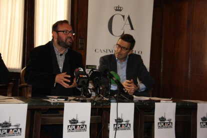 Pla mitjà. El president d'Aplaca, Joan Ferrando, intervé a la roda de premsa de presentació de l'associació al costat de l'advocat Carlos Villacorta. 11/03/2016