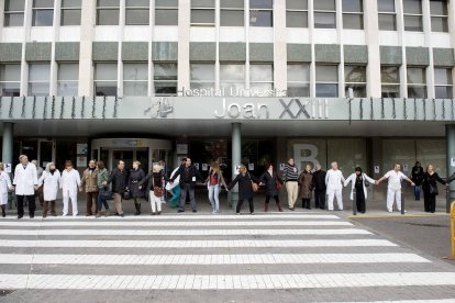 Imatge d'arxiu d'una protesta de personal del centre per les retallades.