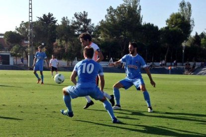 Jorge Miramón y Rafa García presionan al capitán del València Mestalla, en el partido disputado ayer.