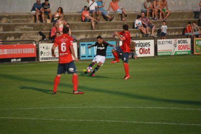 Iago Bouzón, en una acció del partit disputat ahir en el marc de l'estada de pretemporada.