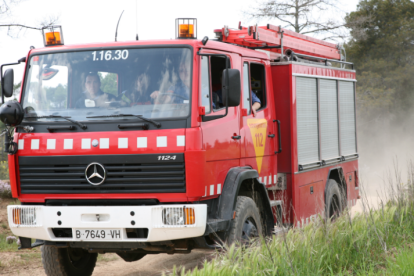 L'incendi està cremant una caseta de camp i un dipòsit de gasoil que estan propers a una granja