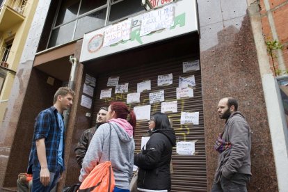 Els alumnes afectats estaran fins a les nou de la tarda recollint signatures.