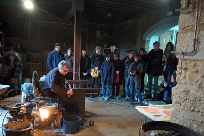 Els estudiants de joieria de l'EADT, de visita al Museu i Forn del Vidre de Vimbodí i Poblet