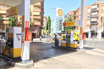 El hombre intentó engañar al trabajador de la gasolinera para que lo atendiera más rápidamente.