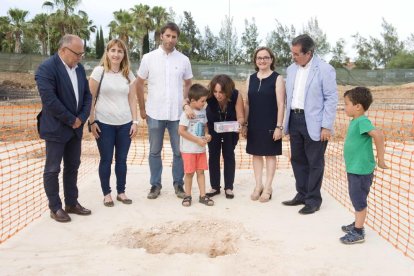 Estudiants a punt de col·locar  la primera pedra simbòlica de l'escola britànica del Catllar