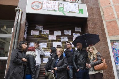 La pluja no va aturar la queixa d'alumnes i professors afectats, ahir al matí, davant del centre tancat.