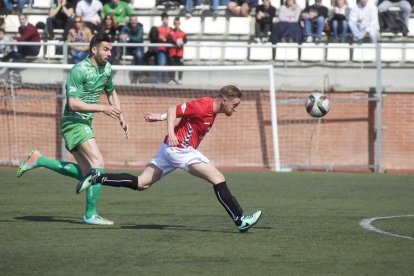 Polaco intenta llegar a un balón