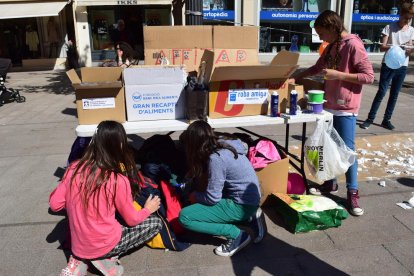 Es recapta roba, aliments, joguines i material escolar per als més necessitats.