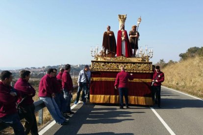 Durante el trayecto, los antiguo costaleros, y alguno actual, han hecho alguna parada|puesto para recuperar fuerzas.