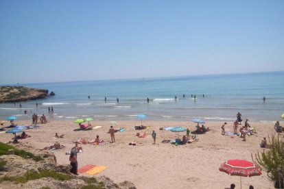 A la platja de la Savinosa hi conviuen nudistes i tèxtils amb normalitat.