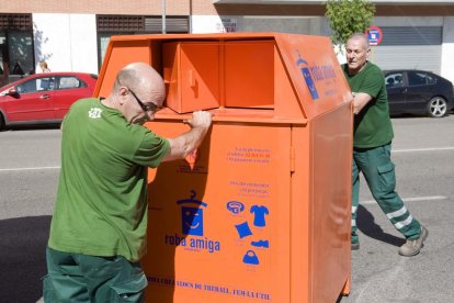 Els operaris ja han començat a instal·lar els contenidors més segurs.