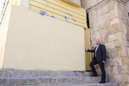 L'empresari davant del local del número 2 del Pla de la Seu.