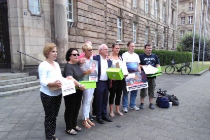 Los familiares momentos antes de entregar las firmas al tribunal