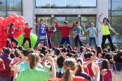 Els infants de Cambrils ballen per celebrar el Dia Mundial de l'Activitat Física