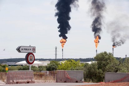 Imatge del passat dilluns, quan les torxes de Dow i Repsol treien fum negre.