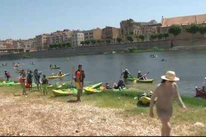 El Ebro protesta contra el Plan Hidrológico con una piraguada