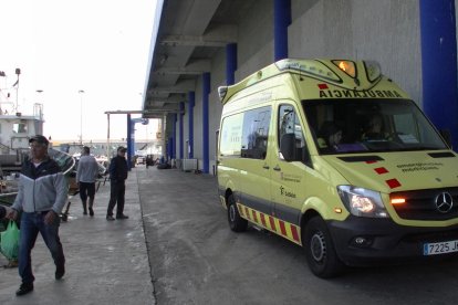 Una ambulància medicalitzada s'ha traslladat a la Confraria de Pescadors per atendre al ferit.