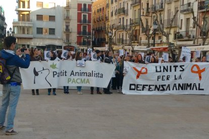 Imatge d'aquesta tarda durant la concentració de la plaça de la Font.