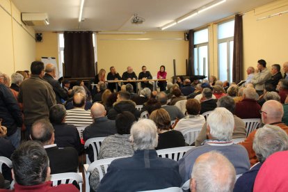 Els veïns de Sant Jaume dels Domenys a la reunió d'ahir divendres