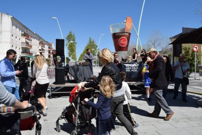 Una copa gegant de vermut eclipsava l'escenari situat a la rambla de Campclar.