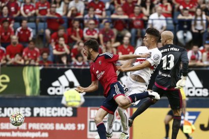 Naranjo, davant de Nauzet, després de fallar una ocasió de gol.