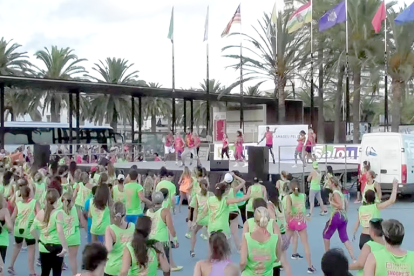 Salou lucha contra el cáncer bailando zumba