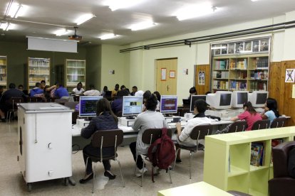 Alumnes de secundària a la biblioteca de l'institut.