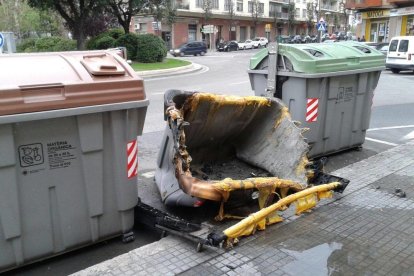 La Policía Local busca al presunto pirómano de los contenedores.