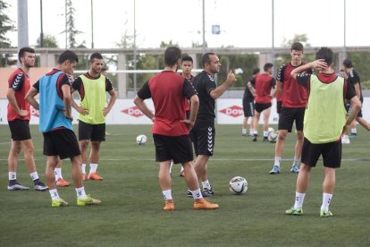 Martín Posse, al centre de la imatge, donant instruccions als seus jugadors.