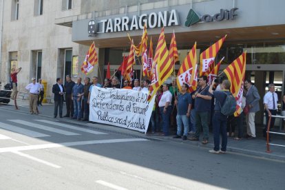 Els treballadors i els representantys polítics que s'hi han sumat, durant la concentració davant l'estació.