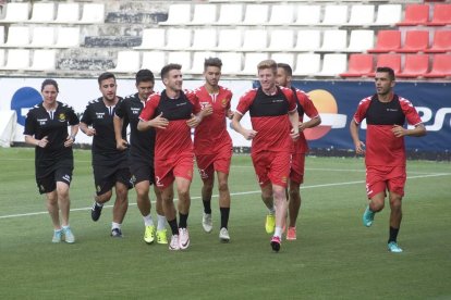 El cuerpo técnico y los jugadores, durante el inicio de la pretemporada. Gerard Valentín i Mossa, en primer término.